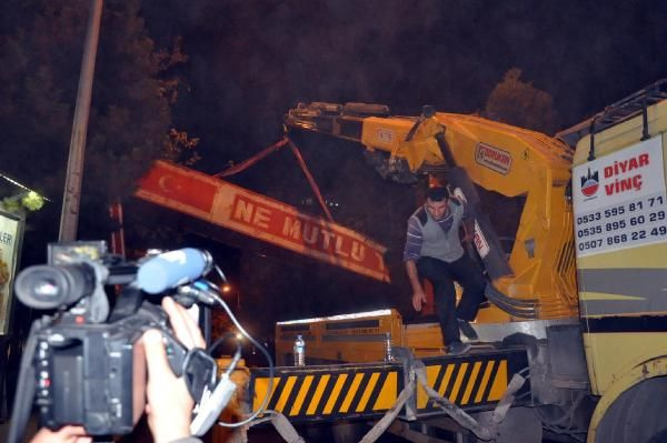 Ne Mutlu Türk'üm Diyene tabelası kaldırıldı