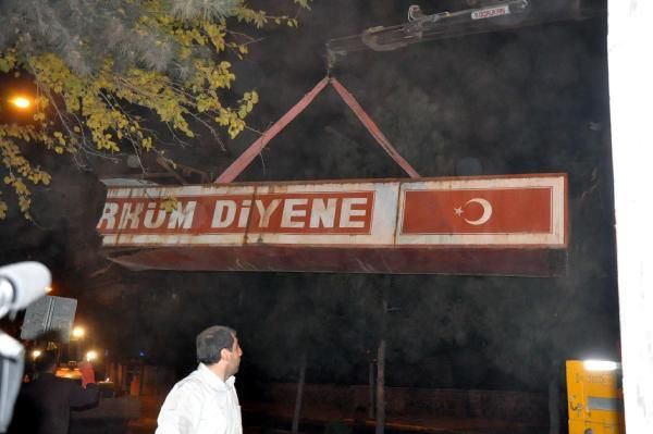 Ne Mutlu Türk'üm Diyene tabelası kaldırıldı