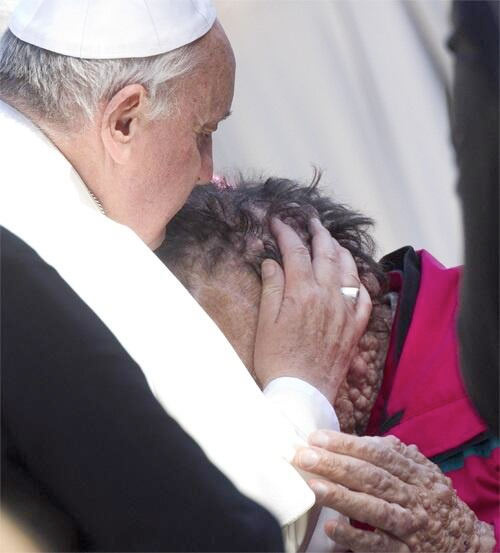 Papa'nın öpücüğü olay oldu