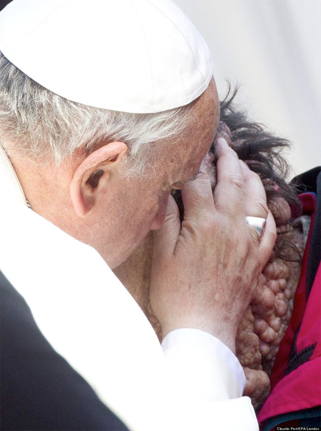 Papa'nın öpücüğü olay oldu