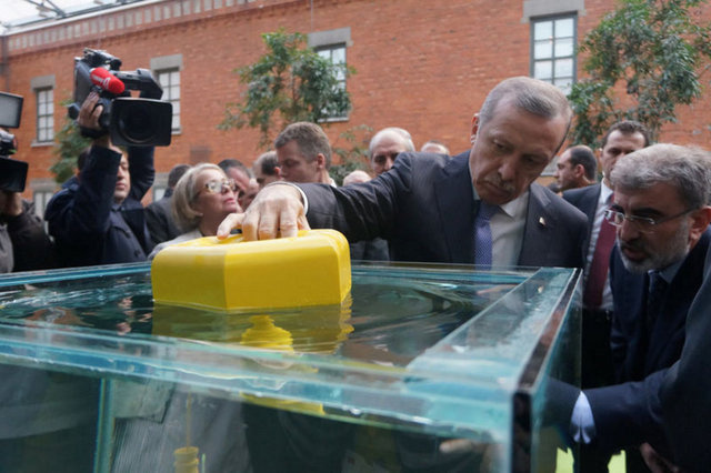 Başbakan gözlerini ondan alamadı!