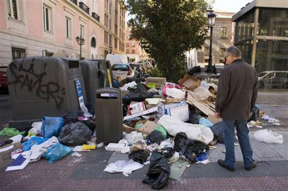 Madrid sokaklarında çöpler dağ gibi büyüyor