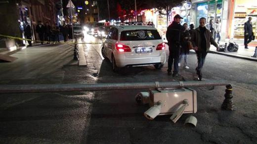 Taksim'de MOBESE direği devrildi