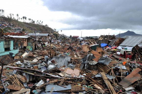 Tacloban şehri yaralarını sarmaya çalışıyor