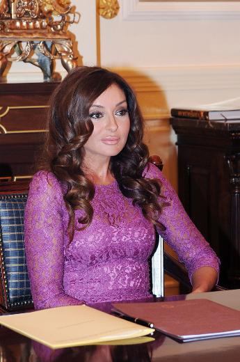 First lady Mihriban Aliyeva ve kızları