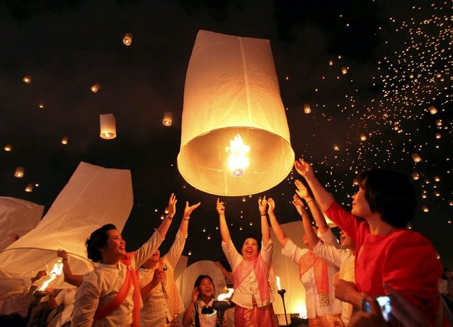 Milyonlarca kişi Krathong'u kutladı