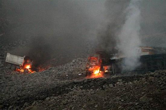 Şırnak'ta PKK 10 aracı yaktı