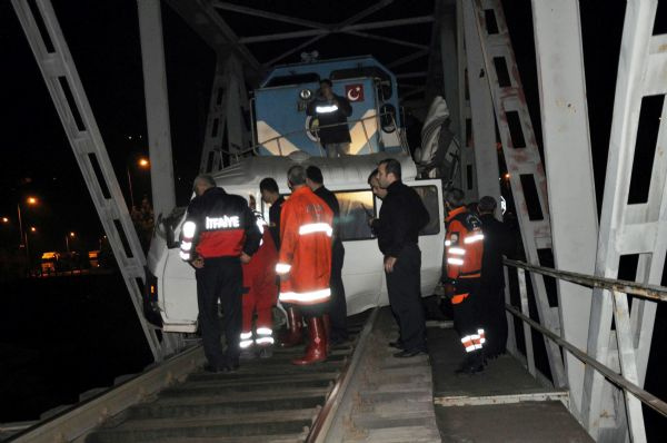 Yük treni öğrenci servisine çarptı