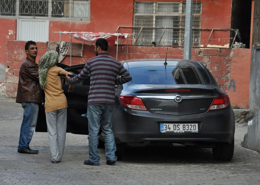 Boşandığı eşini rehin aldı