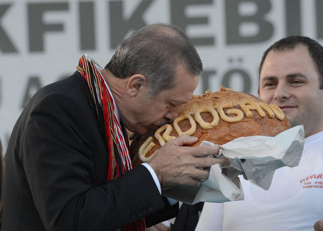 Başbakan'a ekmeği verdiler bir şeyi unuttular