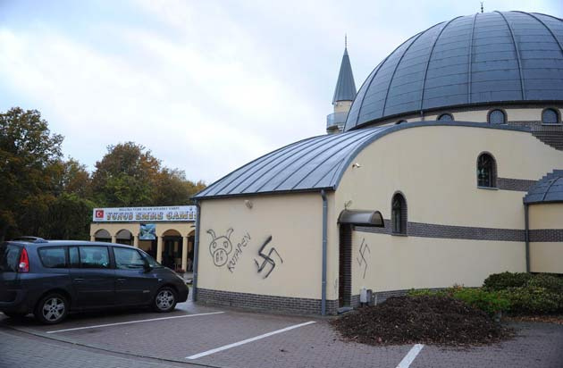 Belçika'da camilere ırkçı işaretler