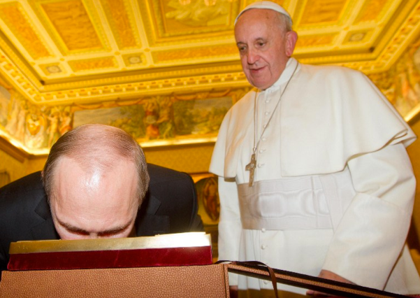 Putin getirdi Papa da eğilip öptü