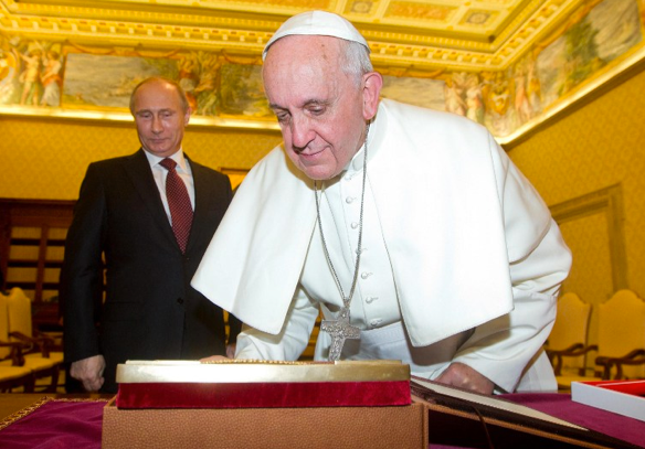Putin getirdi Papa da eğilip öptü