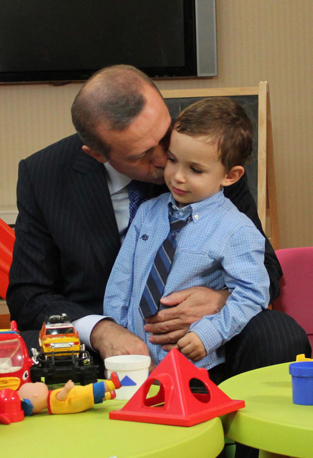 Erdoğan çocuk oyun alanını gezdi