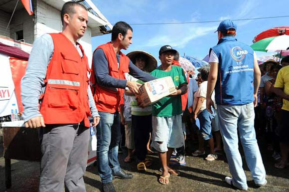 Filipinlerdeki hasarı Türk Kızılayı onarıyor