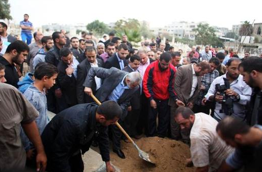 Başbakan torununu elleriyle toprağa verdi