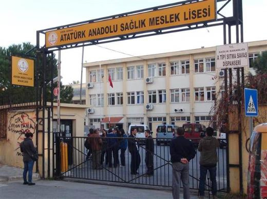 İzmir'de iki lisede dehşet: 2 yaralı