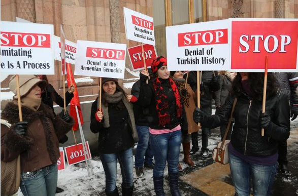 Ahmet Davutoğlu Erivan'da protesto edildi