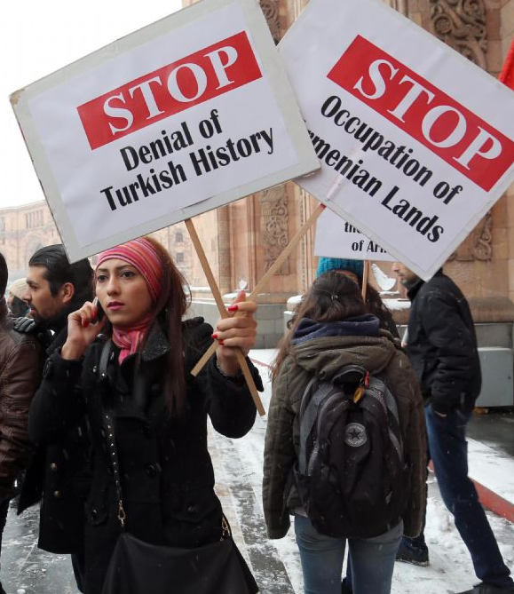 Ahmet Davutoğlu Erivan'da protesto edildi