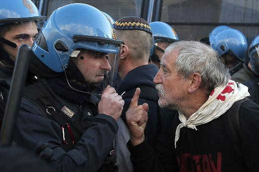 İtalya'da kadın protestocudan beklenmedik hareket