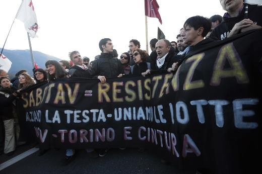 İtalya'da kadın protestocudan beklenmedik hareket