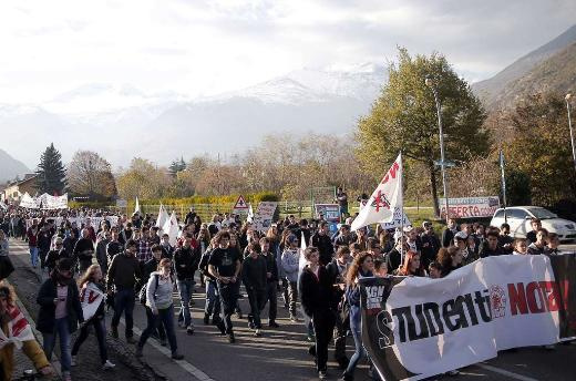 İtalya'da kadın protestocudan beklenmedik hareket