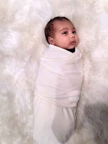 Kim Kardashian kızının fotoğraflarını paylaştı