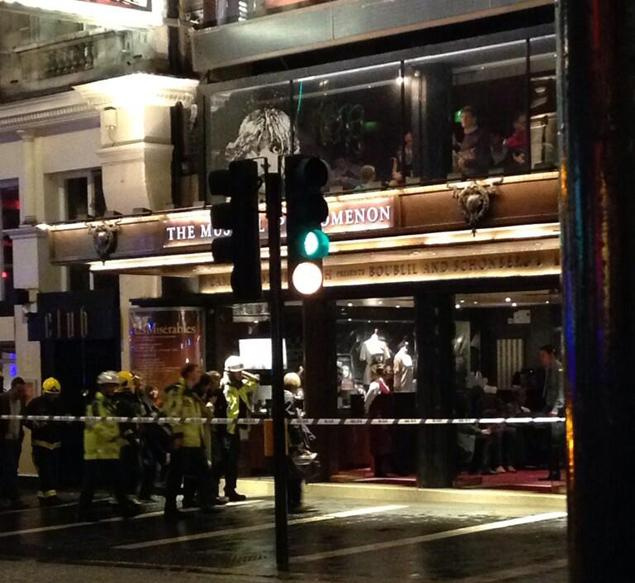 Londra'da tiyatronun çatısı çöktü