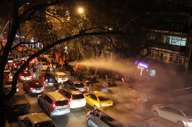 İzinsiz gösteriye polis müdahalesi