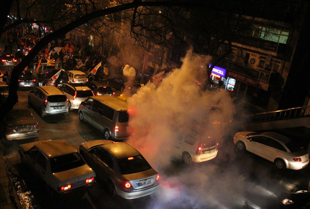 İzinsiz gösteriye polis müdahalesi