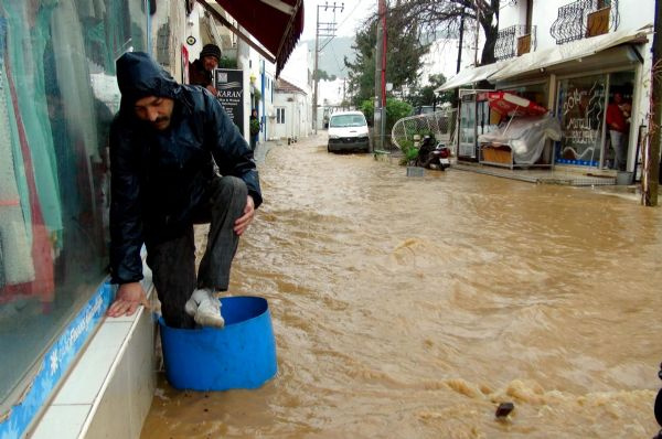 Bodrum'u sağanak vurdu