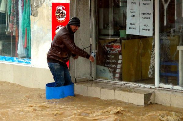 Bodrum'u sağanak vurdu