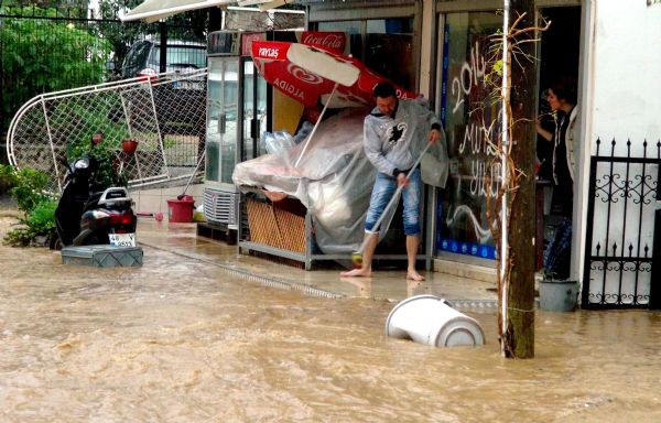 Bodrum'u sağanak vurdu