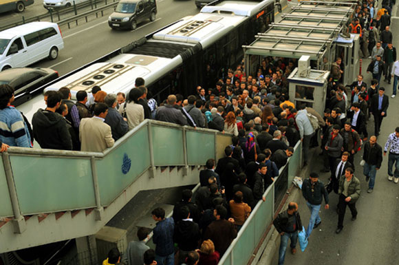 Metrobüse binebilmenin 10 kuralı