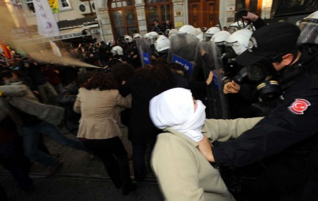 Taksim'de HDP'lilere polis müdahalesi