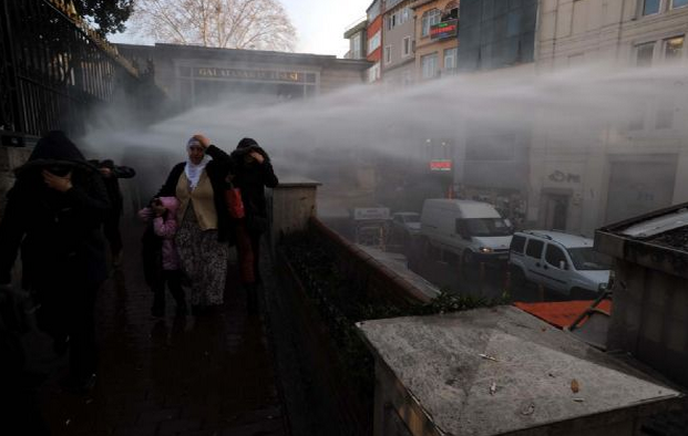 Taksim'de HDP'lilere polis müdahalesi