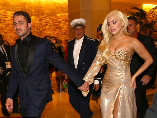 Lady Gaga'nın öpücüğü ödül törenine damga vurdu