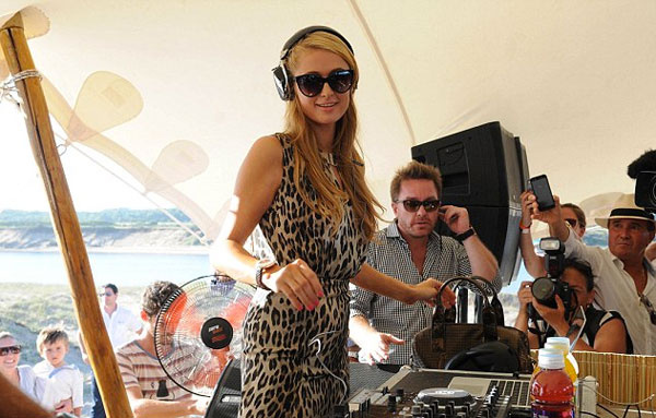 Paris Hilton Uruguay plajlarında yakalandı!