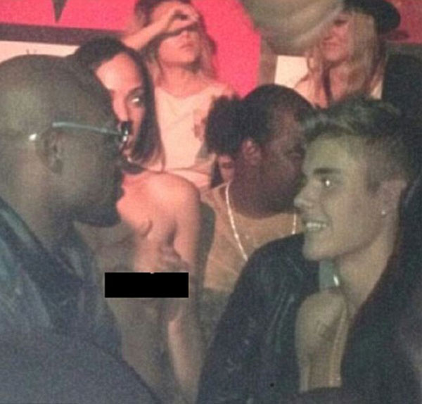 Justin Bieber striptiz klübünde yakalandı!