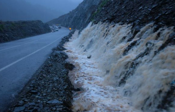 Karayolu sel nedeniyle trafiğe kapandı