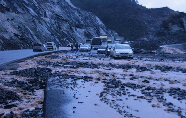 Karayolu sel nedeniyle trafiğe kapandı