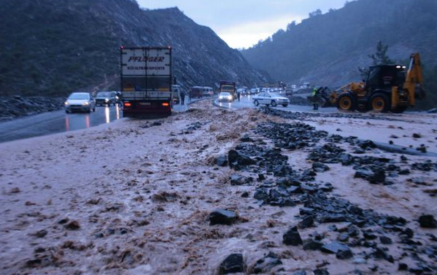 Karayolu sel nedeniyle trafiğe kapandı