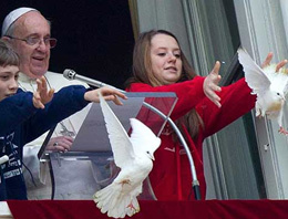 Papa'nın barış güvercinlerine kuşlar saldırdı