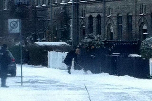 Dünyanın en rahat Başbakanı! Evinin önündeki karları küredi