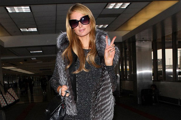 Paris Hilton havalimanında kameralara yakalandı