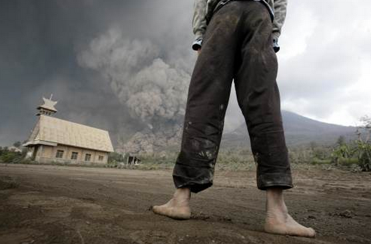 Sinabung Yanardağı ölüm püskürdü!