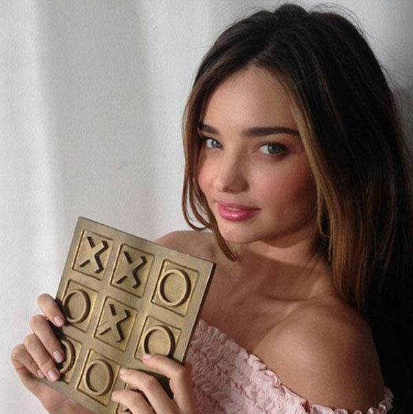 Soyunma furyasına Miranda Kerr'de katıldı!