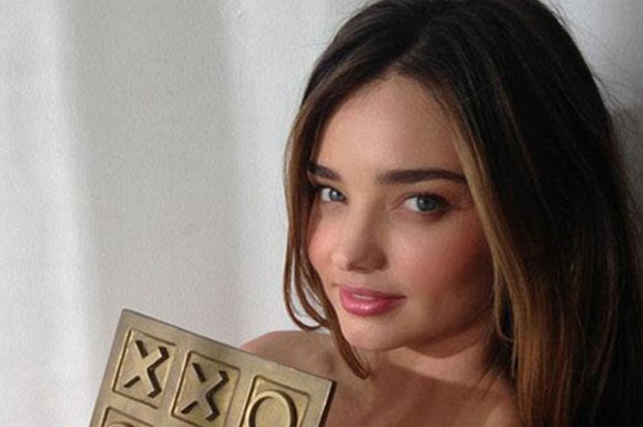 Soyunma furyasına Miranda Kerr'de katıldı!