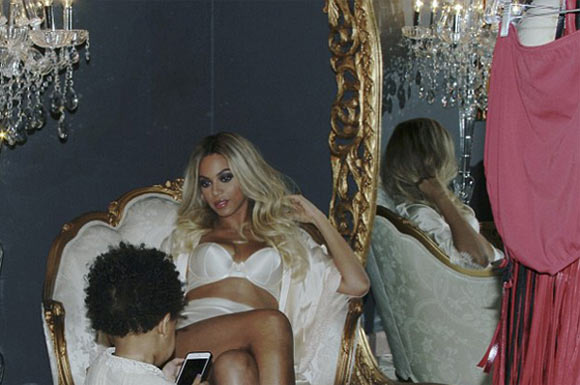 Beyonce'nin kulis fotoğrafları olay yarattı!