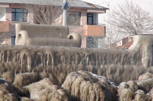 Sodalı suyu olan Van Gölü bile dondu